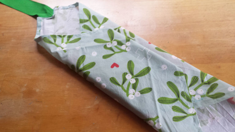 Reusable fabric gift wrap tutorial by Lellobird